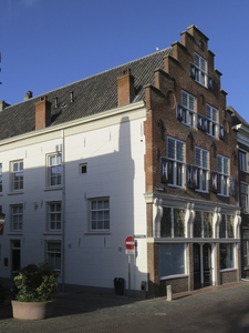 907582 Gezicht op het winkelhoekpand Oudegracht 319 (ook: 319-321, Huis Grijsesteijn) te Utrecht, met links de ...